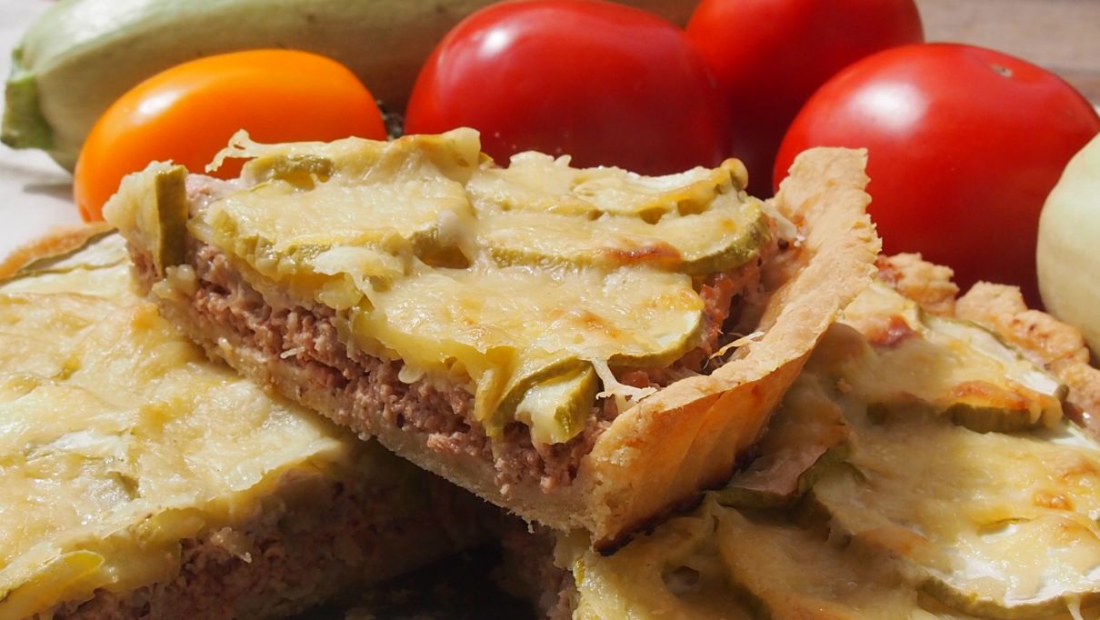 Tarta z mięsem i cukinią