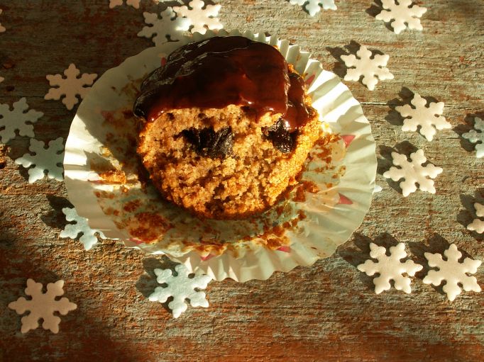 pełnoziarnista muffina piernikowa z suszonymi śliwkami