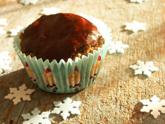 Pełnoziarniste muffiny piernikowe z suszonymi śliwkami