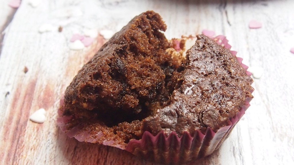 czekoladowe muffiny z mielonymi orzechami laskowymi