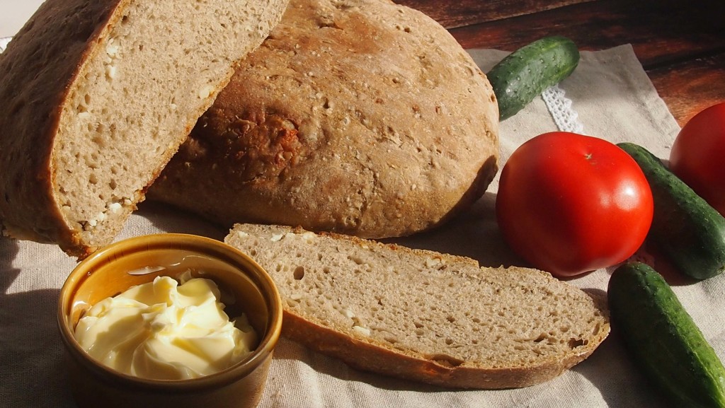 Chleb jęczmienny z owczym serem i kminkiem
