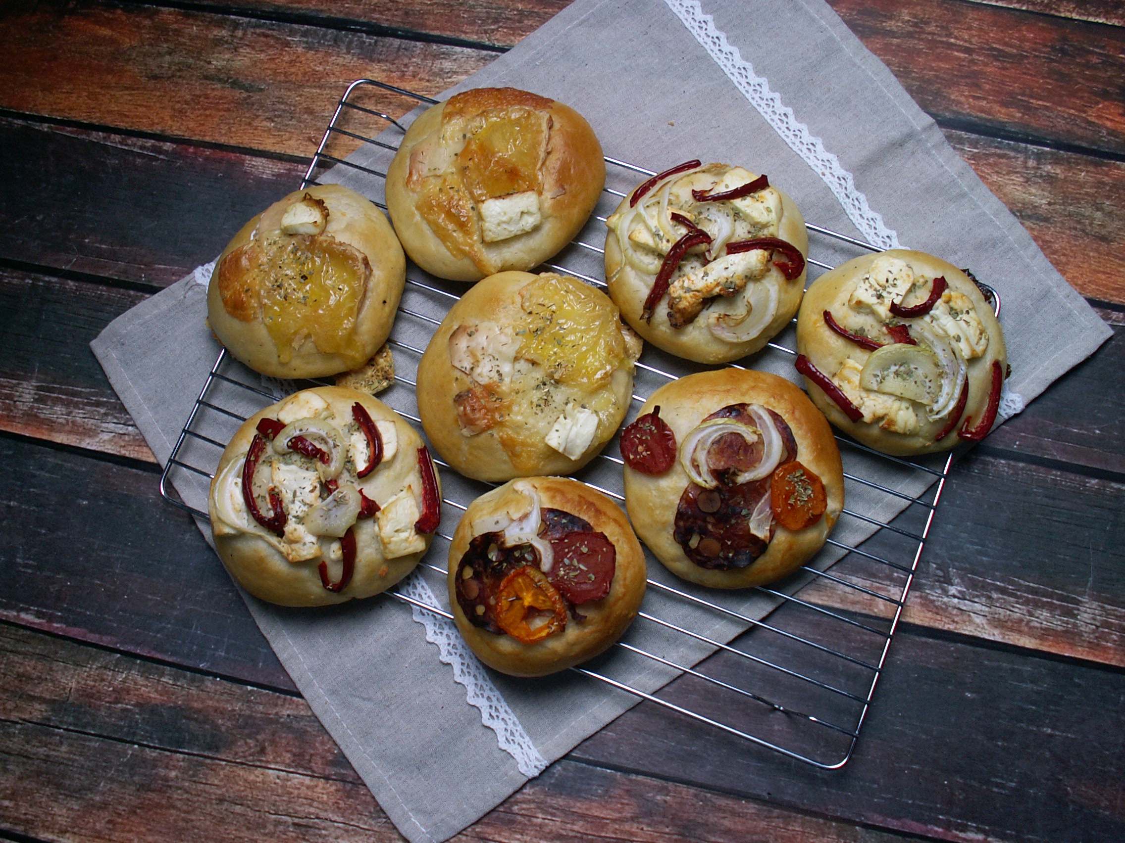 Wytrawne drożdżówki pieczone w październikowej piekarni
