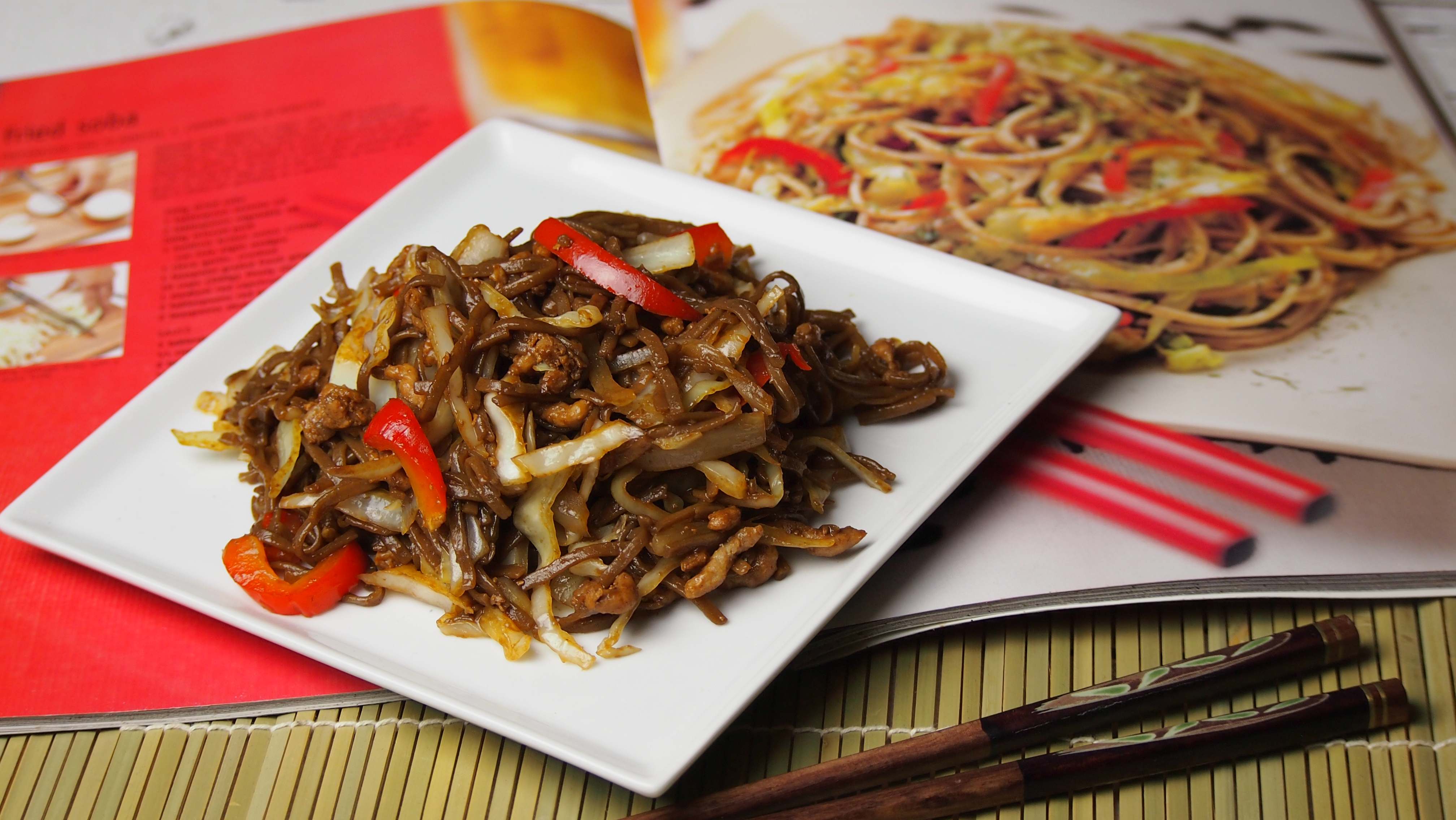 Smażony makaron soba (fried soba)